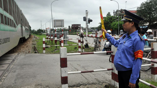 Hằng ngày chị Nhàn vẫn đều đặn gác chắn - Ảnh: Tiến Long