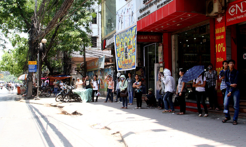 Nắng nóng cũng ảnh hưởng tới những người sử dụng phương tiện giao thông công cộng