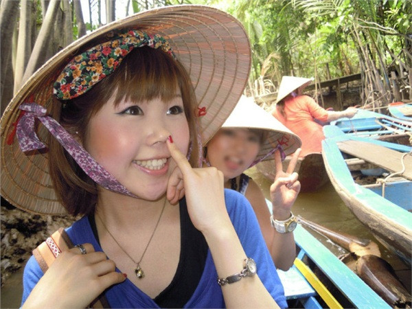 Bức ảnh của cặp đôi trở nên rùng mình với sự xuất hiện của một nhân vật ảnh 1