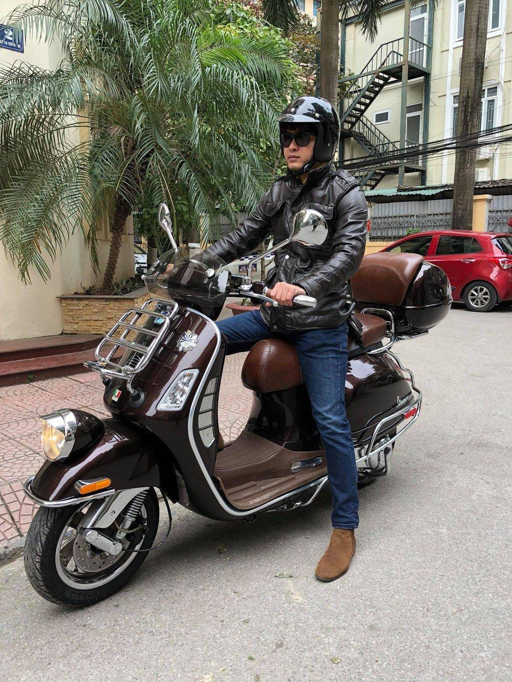 Chàng diễn viên còn sử dụng Vespa đời mới để di chuyển hàng ngày.