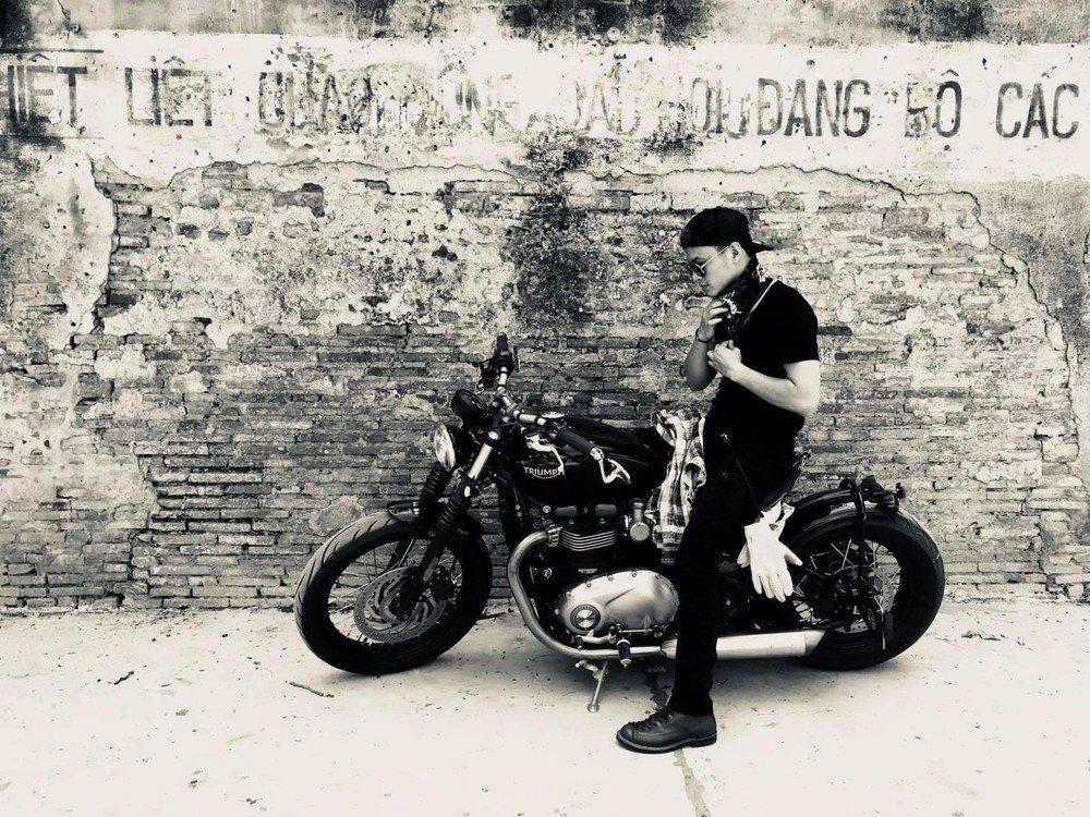 Trong quá khứ, Hồng Đăng còn lái một chiếc mô tô phân khối lớn đắt tiền thuộc thương hiệu Triumph.