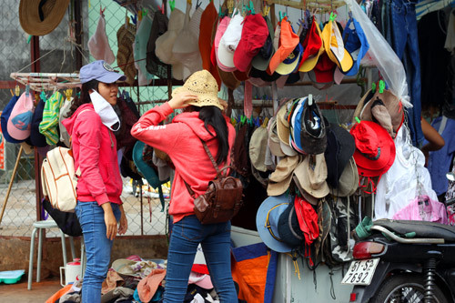 Các mẫu nón đồi đầu ở chị sida có giá chỉ bằng 1 nửa nón mới, nhiều mẫu nón - mũ bị lỗi và hư phom dáng chỉ có giá 15 ngàn đồng đến 35 ngàn đồng. Trong khi đó mũ mới giá từ 120 ngàn đồng đến 180 ngàn đồng