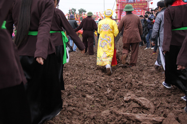 Nhiều người dân tham gia lễ hội Tịch điền