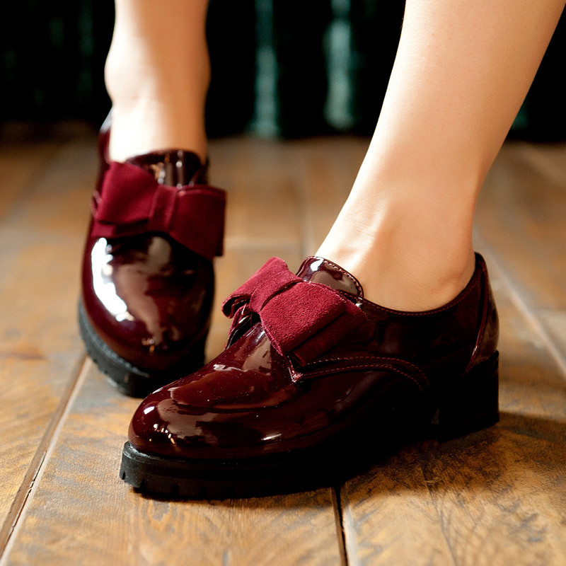 Áo phao, áo da hay những item cotton pha nilon khó thấm nước chính là những món đồ hoàn hảo cho những ngày mưa phùn thế này. Ngoài ra những kiểu áo sơ mi, đặc biệt là sơ mi denim cũng là một lựa chọn không tồi đâu nhé! Shorts, chân váy cotton tiện dụng hay skinny jeans sẽ giúp bạn cảm thấy năng động và thoải mái hơn. Cuối cùng là giữ cho đôi chân khỏi ướt bằng một đôi ủng đi mưa thật xinh, hay boots và giày da... vậy là bạn đã có ngay set đồ đi mưa thật hợp lý và thời trang rồi đấy!