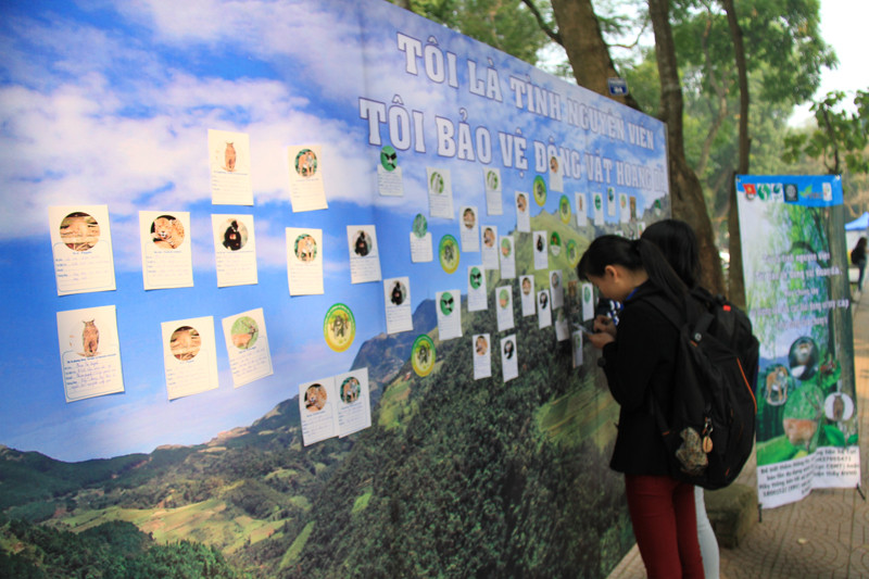 Rất nhiều thanh niên, sinh viên ký tên kêu gọi bảo vệ động vật hoang dã. Rất nhiều thanh niên, sinh viên ký tên kêu gọi bảo vệ động vật hoang dã