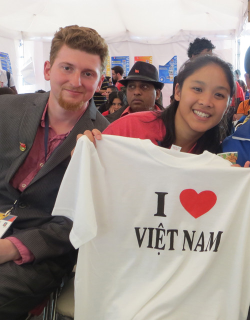 Hannah vui sướng với món quà được tặng. Hannah vui sướng với món quà được tặng