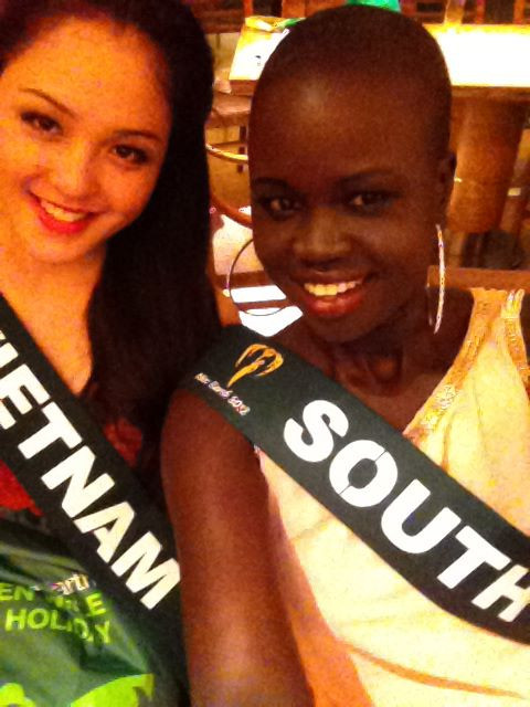 Hoa hậu Nam Sudan đăng tải bức ảnh cô chụp cùng Á hậu Hoàng Anh tại cuộc thi Hoa hậu Trái đất trên trang facebook cá nhân