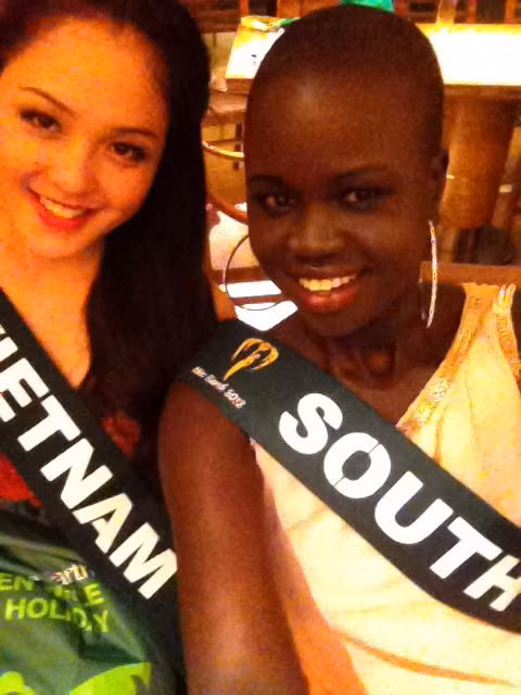 Hoa hậu Nam Sudan đăng tải bức ảnh cô chụp cùng Á hậu Hoàng Anh tại cuộc thi Hoa hậu Trái đất trên trang facebook cá nhân. Hoa hậu Nam Sudan đăng tải bức ảnh cô chụp cùng Á hậu Hoàng Anh tại cuộc thi Hoa hậu Trái đất trên trang facebook cá nhân