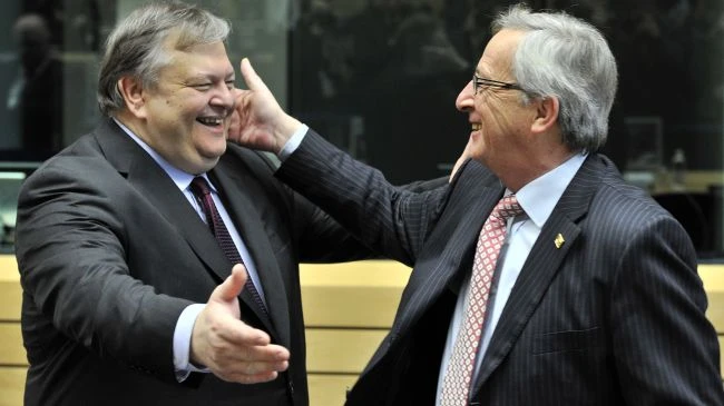 Bộ trưởng Tài chính Hy Lạp (trái) và Chủ tịch Bộ trưởngTài chính khu vực đồng tiền chung Euro trong buổi phê duyệt gói cứu trợ mới cho Hy Lạp. Ảnh: Press TV