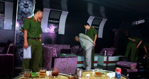 Lực lượng chức năng nghi vấn thuốc lắc tại một quán bar từng kiểm tra tại TP.HCM