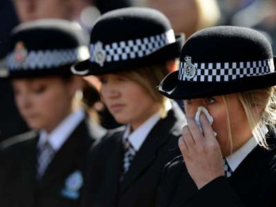Các nữ cảnh sát Anh dự đám tang một đồng nghiệp. Ảnh: REX 