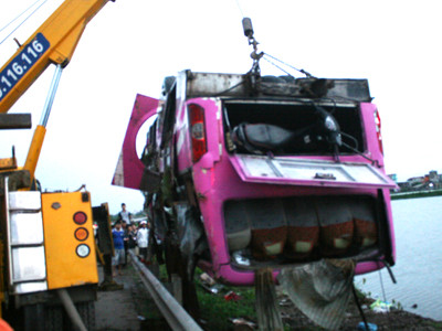 Chiếc xe khách được trục vớt lên đường