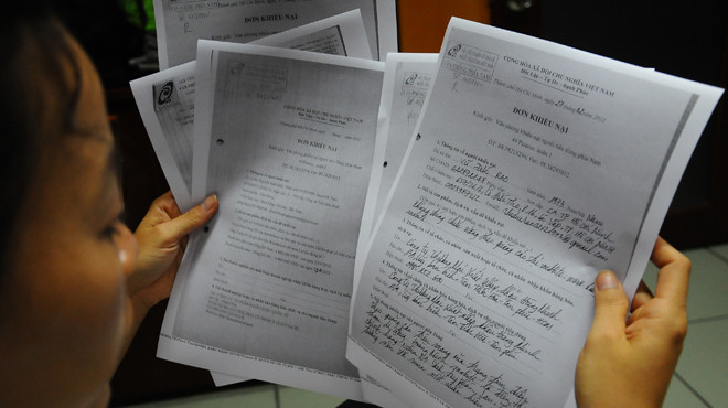 Những lá đơn khiếu nại một số công ty kinh doanh, quảng cáo trên mạng gửi tới Văn phòng khiếu nại người tiêu dùng phía Nam. Ảnh: T.T.D.