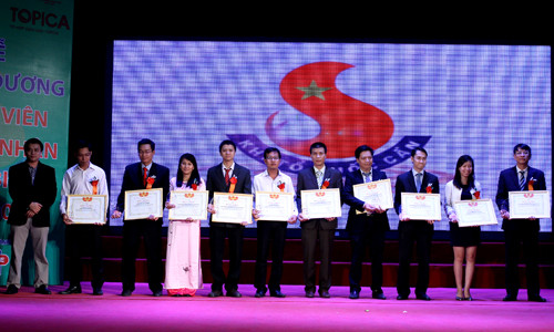 Các giảng viên doanh nhân được nhận bằng khen và kỷ niệm chương của T.Ư Hội LHTN Việt Nam