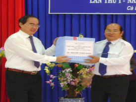 Phó Thủ tướng Nguyễn Thiện Nhân trao quà cho trường THPT Đầm Dơi