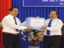 Phó Thủ tướng Nguyễn Thiện Nhân trao quà cho trường THPT Đầm Dơi