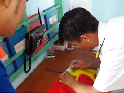 Ký tên vào cờ Tổ quốc - Ảnh: Trọng Phú