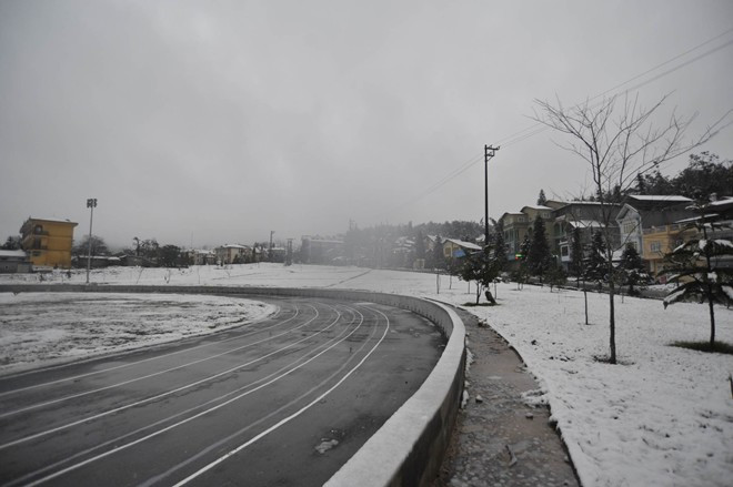 Sân vận động ở thị trấn bị tuyết phủ kín. Sân vận động ở thị trấn bị tuyết phủ kín. Bài viết: http://news.zing.vn/Khach-du-lich-do-xo-len-Sa-Pa-trong-tuyet-trang-post377656.html#home_featured.noibat Nguồn Zing News