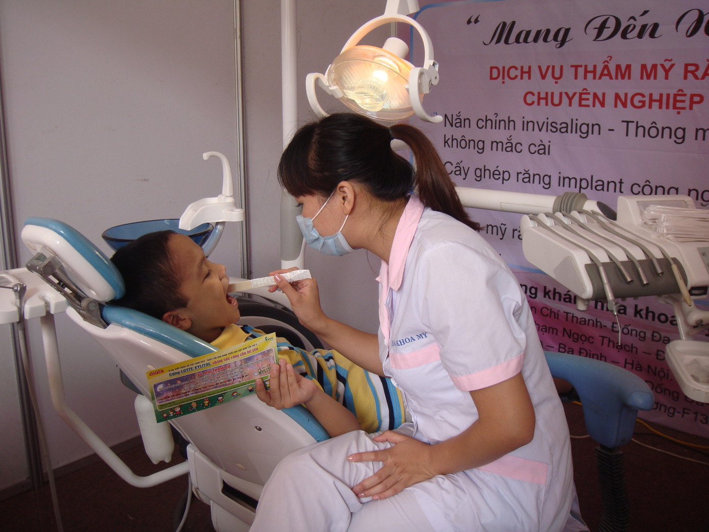 Các em được khám răng miễn phí