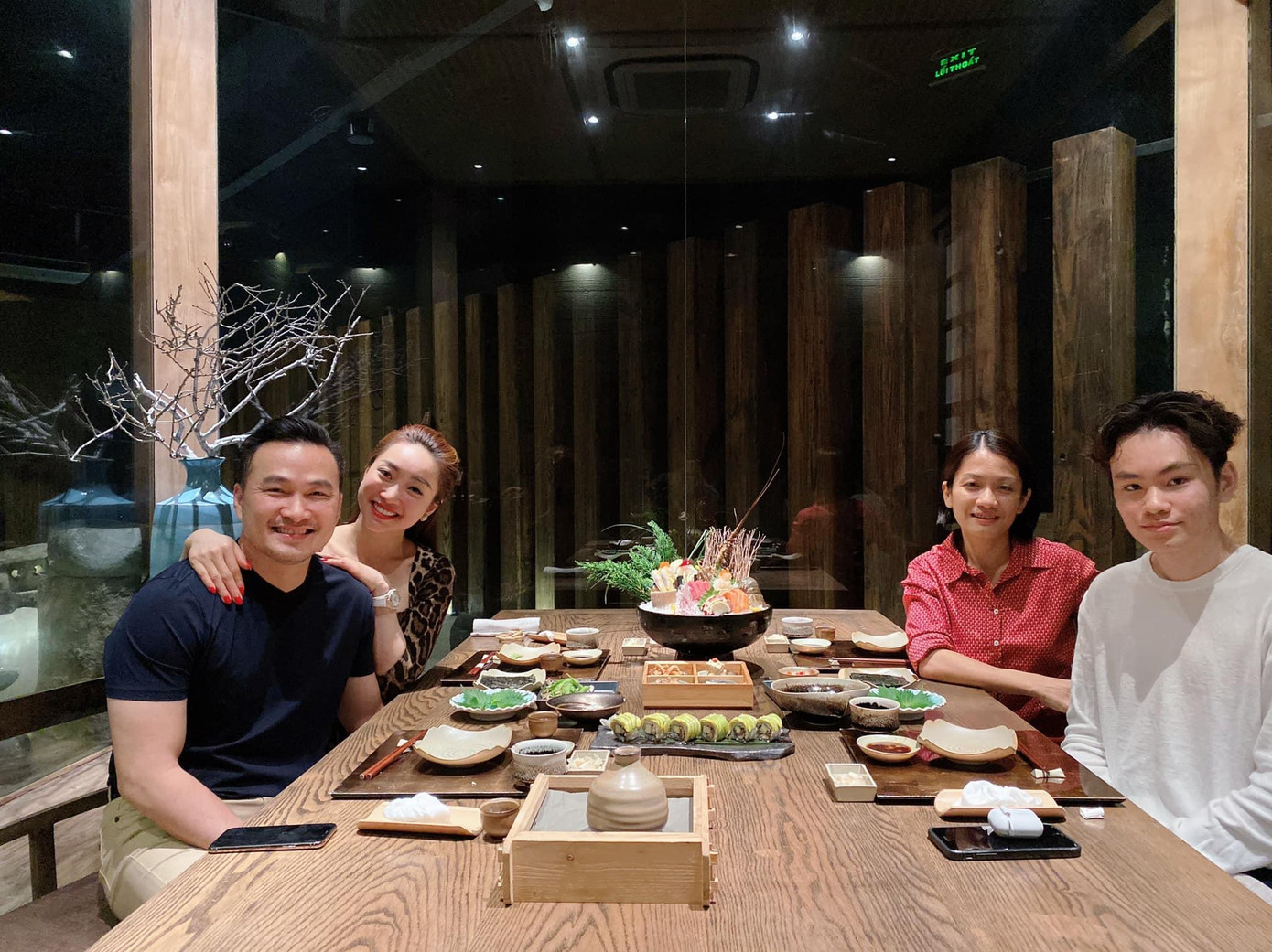 Một bữa tối vui vẻ khác của hai gia đình.