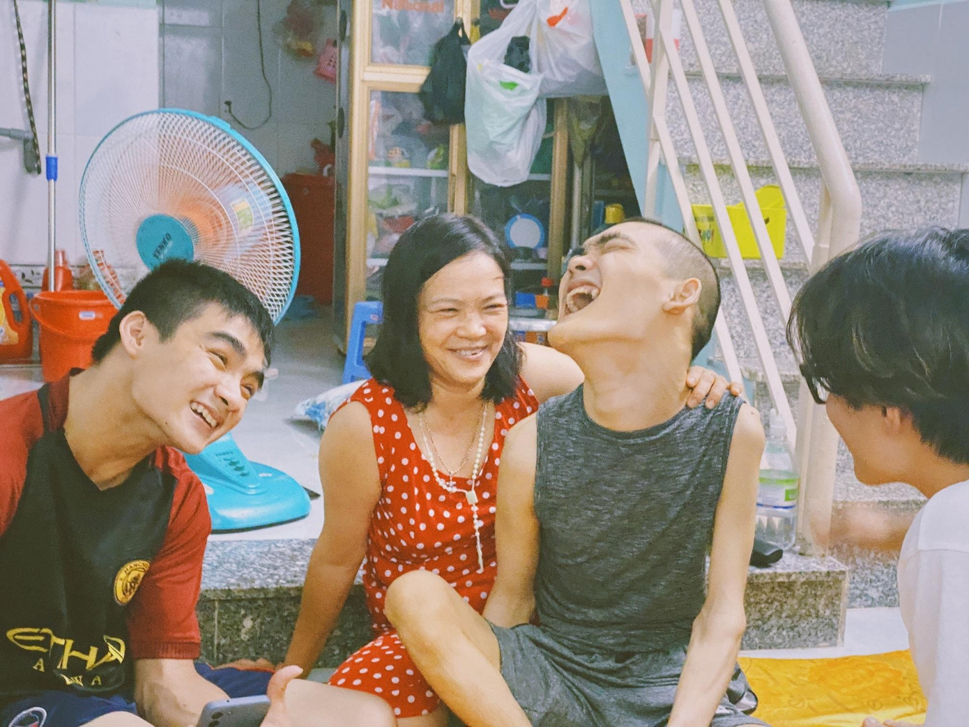 “Khi đi từ thiện, ai cũng mong mình xuất hiện giữa khung hình, ai cũng mong mình đẹp nhất. Chỉ có HAT thì lại làm nền cho bức ảnh này, đưa nụ cười của gia đình vào trung tâm”. Một bạn đọc bình luận.