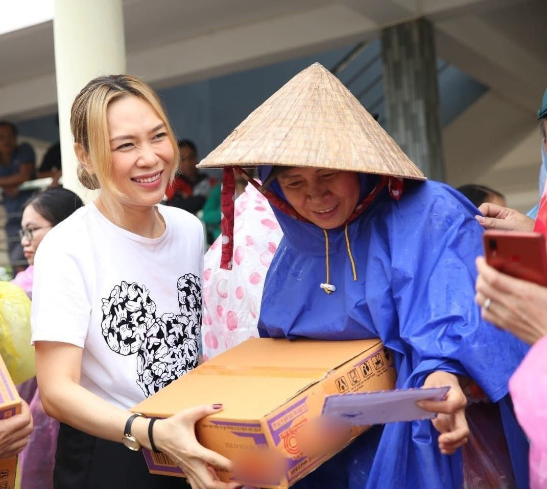 Mỹ Tâm trong một chuyến từ thiện.