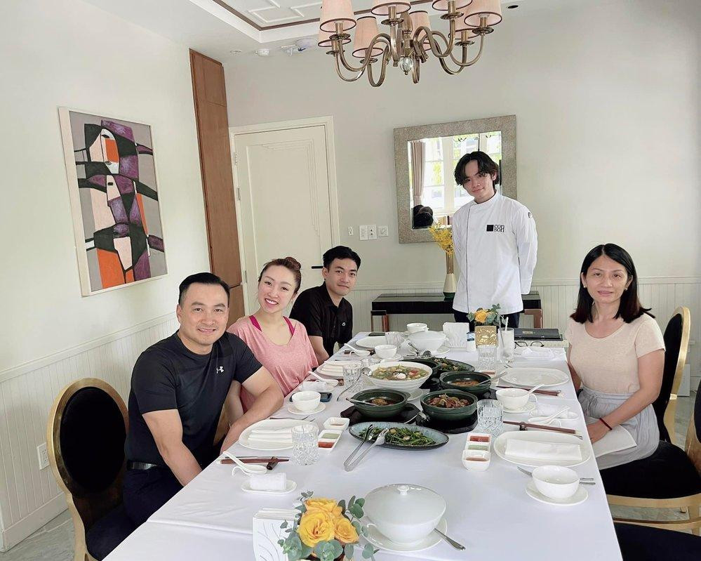 Vợ cũ, vợ mới của Chi Bảo vui vẻ ngồi cùng bàn ăn.