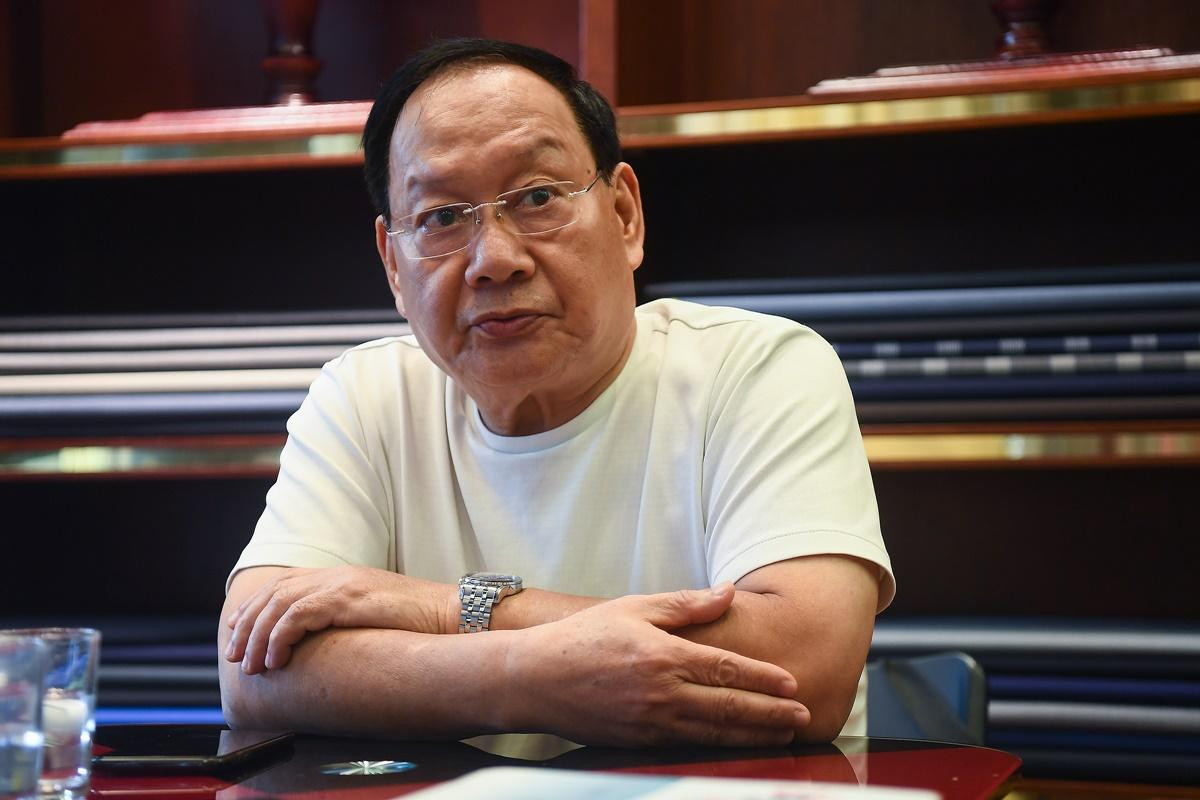 NS Tiến Đạt trong tiệm may của gia đình.