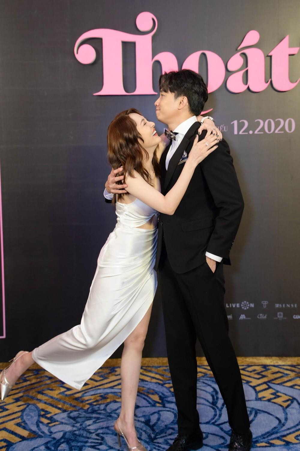 Hai người thân thiết tại một sự kiện. Hai người thân thiết tại một sự kiện.