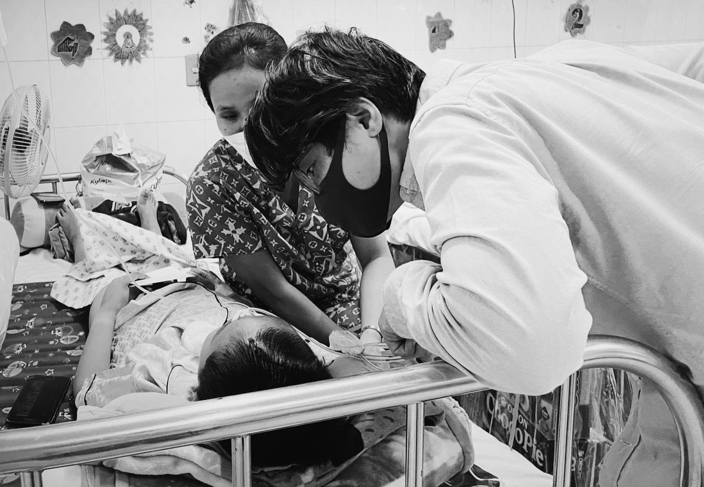 Hà Anh Tuấn trong một chuyến đi từ thiện trong dự án Chồi Việt Nam.