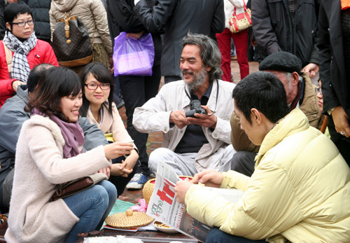 Nhiều thế hệ quây quần bên chén trà trong sân thơ truyền thống