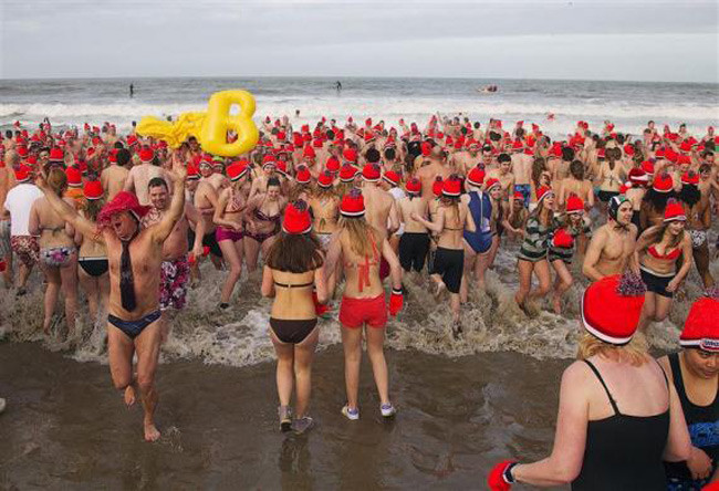 Bất chấp mưa tuyết và cái lạnh 'tím tái tim gan' thì tục lệ 'tắm mừng năm mới' vẫn diễn ra 'rôm rả' tại nhiều nước trên thế giới. Đây là hình ảnh hàng ngàn người dân chạy về phía biển lạnh giá trong năm mới tại bờ biển Scheveninge, ngày 1/1/2011