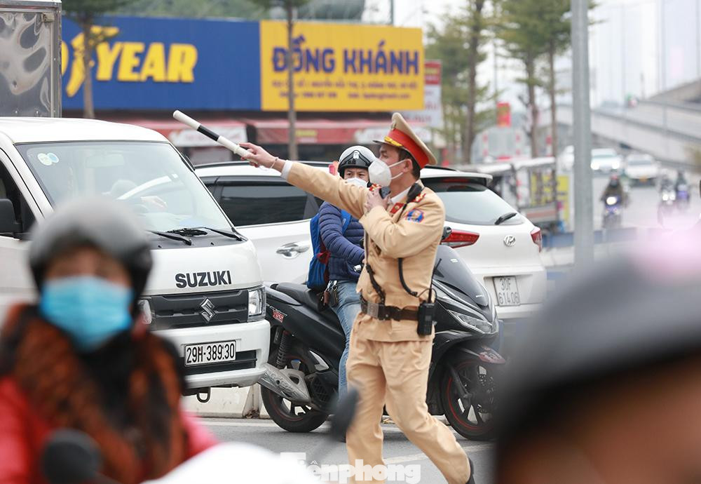 Chiều 10/2, Đội CSGT số 14 thuộc Phòng CSGT Thủ đô đã lập chốt kiểm tra nồng độ cồn tại ngã tư Nguyễn Hữu Thọ -bNghiêm Xuân Yêm (phường Đại Kim, quận Hoàng Mai) và phát hiện nhiều trường hợp vi phạm.