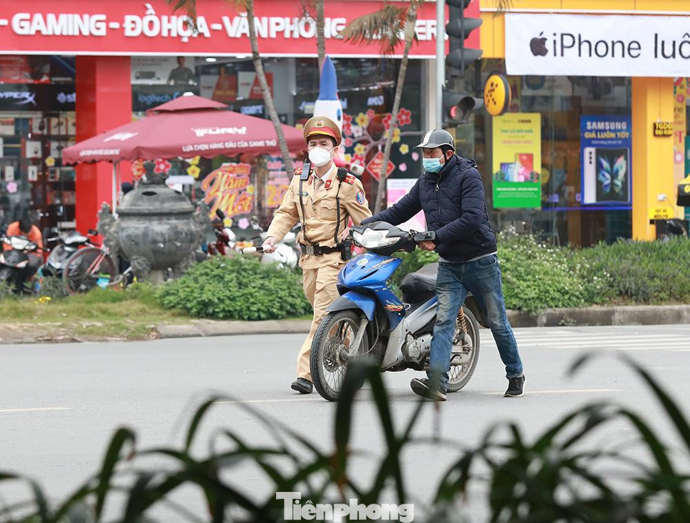 CSGT kiểm tra ngẫu nhiên người tham gia giao thông.