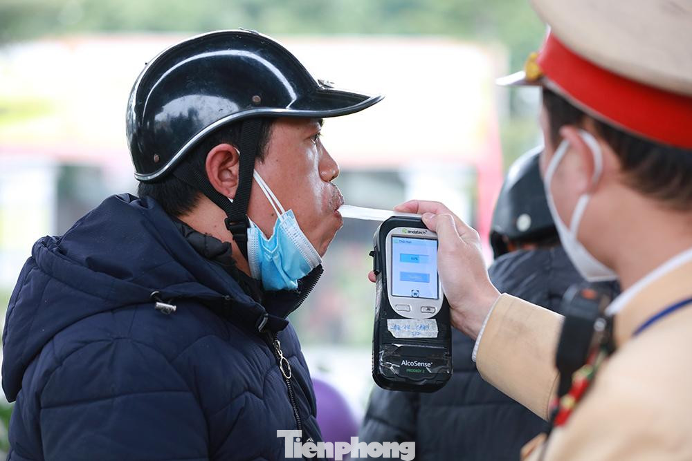 Kiểm tra ngẫu nhiên một người tham gia giao thông.