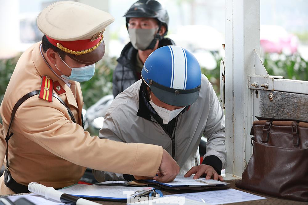 Sau khi được các cán bộ giải thích và hướng dẫn, người dân ký vào biên bản rồi ra về Phương tiện bị CSGT tạm giữ