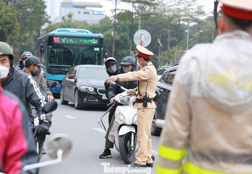 CSGT ra hiệu lệnh dừng xe để kiểm tra nồng độ cồn.