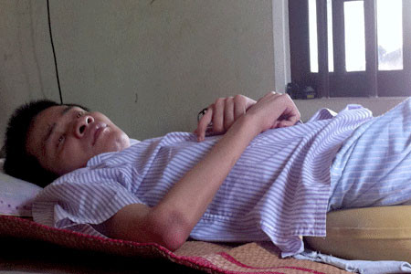 Cơ thể anh bất động hoàn toàn và không thể cử động được. Chỉ có bộ óc và trái tim vẫn cần mẫn làm việc chăm chỉ hàng ngày. 