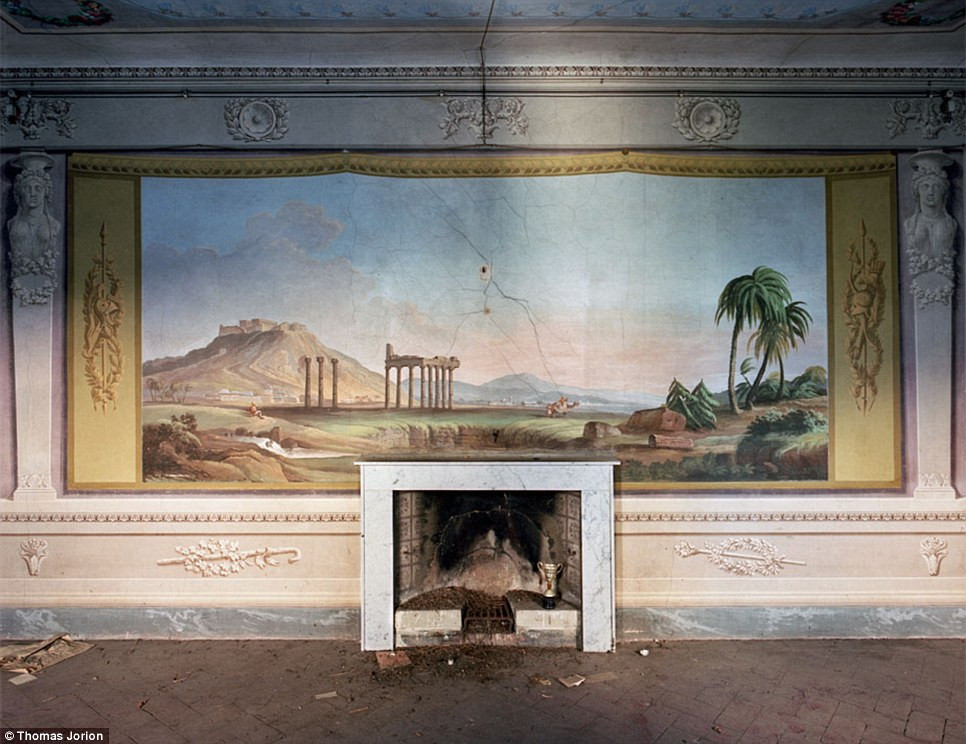 Một bức ảnh hiếm hoi còn nguyên vẹn trong ngôi biệt thự