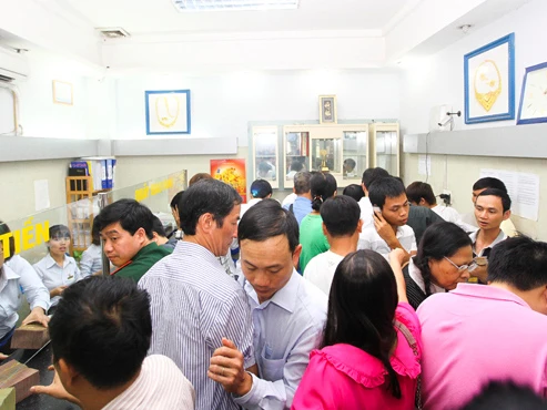 Người dân đổ xô kiểm định chất lượng vàng tại chi nhánh SJC miền Bắc. Ảnh: Nguyễn Khánh
