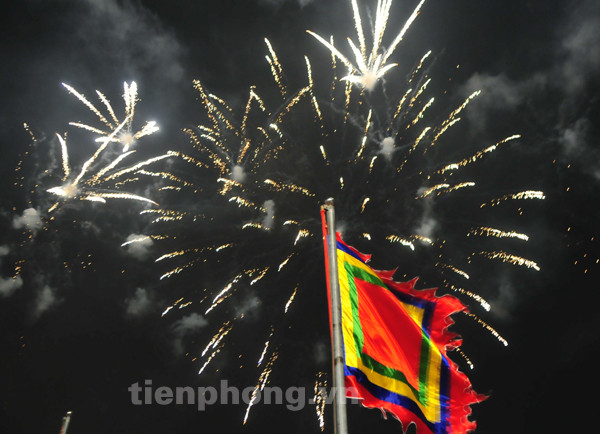 Đêm hội pháo hoa rực rỡ mừng Thủ đô nghìn tuổi ảnh 8