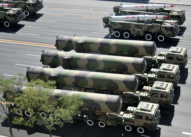 DF-31A là loại ICBM mới nhất của Trung Quốc được đưa vào sử dụng từ khoảng năm 2006. ICBM này được đánh giá là bước đột phá mới của Trung Quốc về công nghệ tên lửa của nước này. Ảnh: Defense-update. DF-31A là loại ICBM mới nhất của Trung Quốc được đưa vào sử dụng từ khoảng năm 2006. ICBM này được đánh giá là bước đột phá mới của Trung Quốc về công nghệ tên lửa của nước này. Ảnh: Defense-update. Bài viết: http://news.zing.vn/10-ten-lua-lien-luc-dia-dang-so-nhat-the-gioi-post381965.html#category Nguồn Zing News