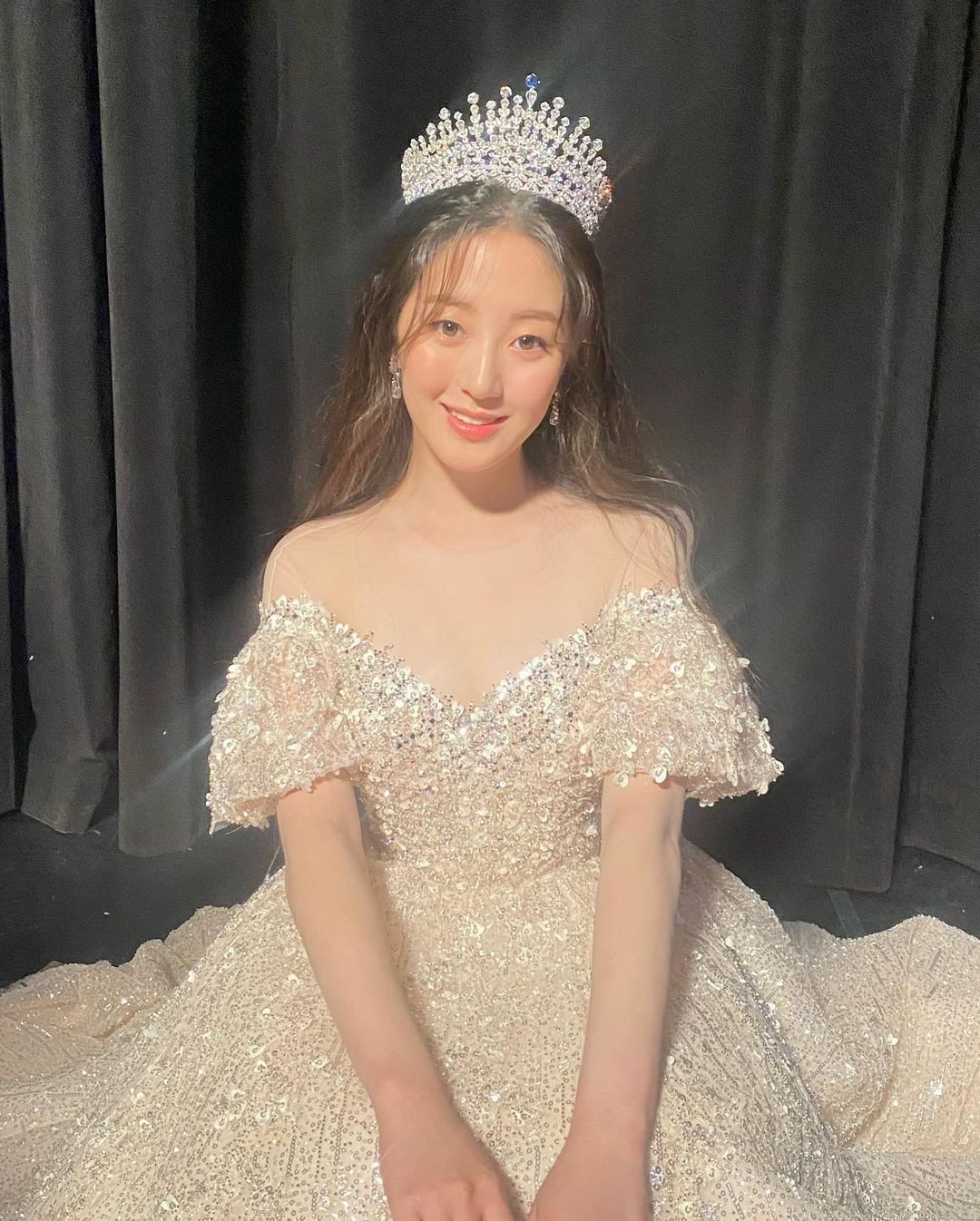 Người đẹp chia sẻ về lý do tham gia các cuộc thi sắc đẹp: "Từ hồi trung học, bạn bè đã khuyên tôi nên thử tham gia một cuộc thi sắc đẹp. Hồi đó, tôi nghĩ các cuộc thi sắc đẹp thật kỳ lạ. Tôi từng không thể hiểu tại sao các giám khảo lại được trao quyền để đánh giá vẻ đẹp của người khác. Nhưng sau đó, tôi chứng kiến các hoa hậu trở thành nhân vật của công chúng và làm được nhiều hoạt động tốt sau đó, điều đó thật tuyệt".