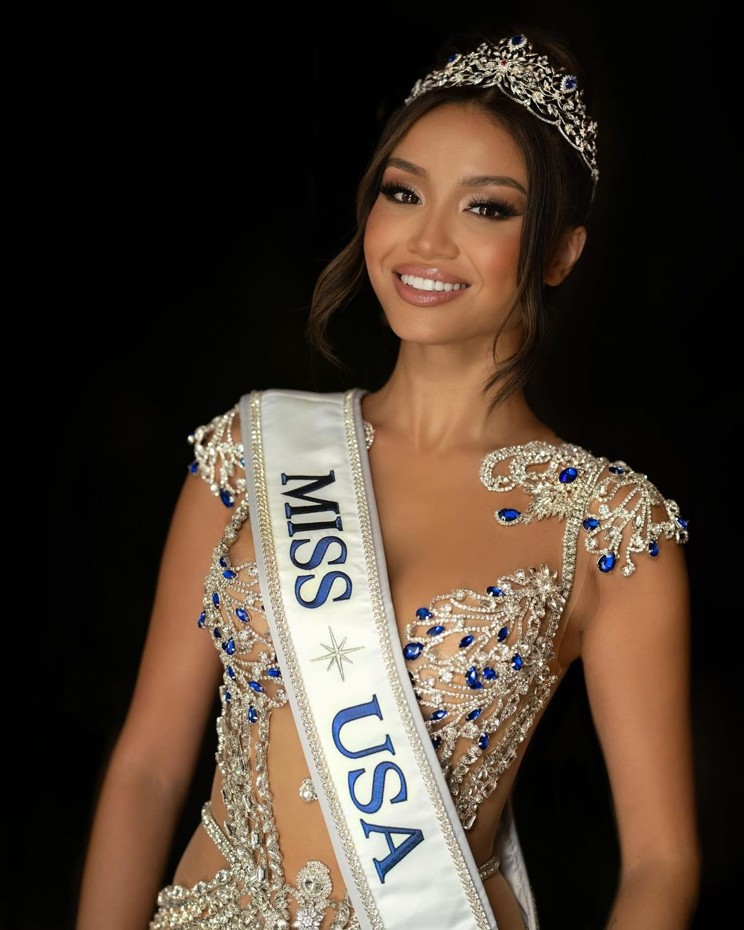 Savannah Gankiewicz được bổ nhiệm trong bối cảnh cuộc thi Hoa hậu Mỹ bị công chúng phản đối dữ dội. Việc đương kim Hoa hậu Mỹ 2023 và Hoa hậu tuổi Teen Mỹ 2023 cùng lúc từ bỏ danh hiệu khiến ban tổ chức Miss USA bị phản ứng. Người đẹp gốc Việt càng bị chỉ trích vì trong khi nhiều người đẹp khác lên tiếng tố cáo ban tổ chức thì cô lại chấp nhận kế nhiệm danh hiệu Hoa hậu Mỹ.