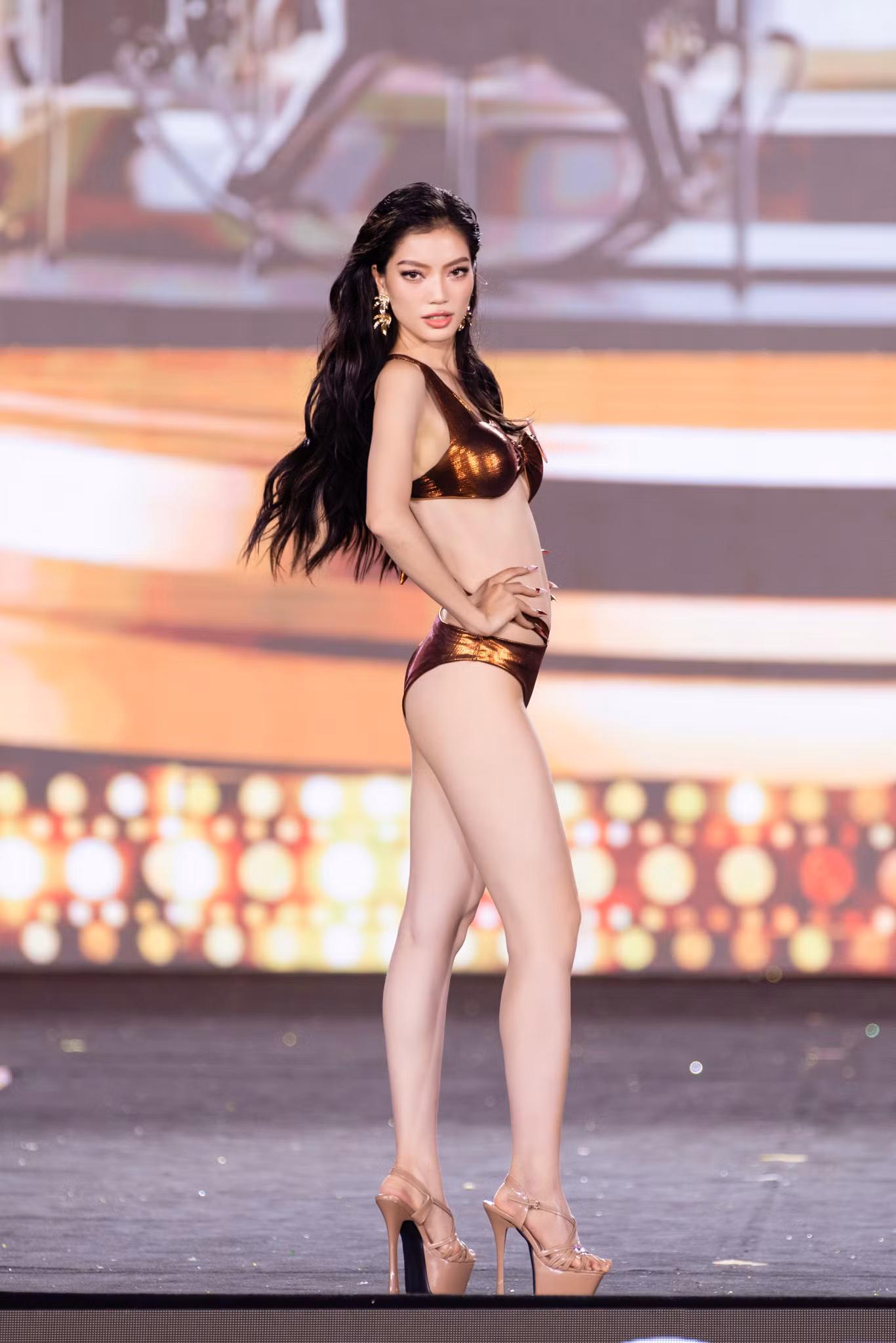 Lâm Thị Bích Tuyền, Vũ Thị Thu Hiền, Phan Lê Hạnh Nguyên tự tin khi trình diễn bikini.