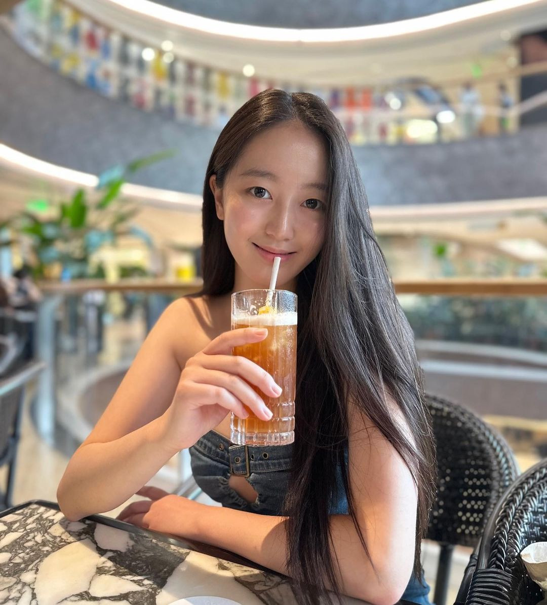 "Các giám khảo cũng phá vỡ định kiến của tôi về các cuộc thi sắc đẹp. Trong suốt cuộc thi, họ luôn nhấn mạnh rằng không có hình ảnh cố định nào về vẻ đẹp. Điều họ nhìn vào là bạn là ai và bạn sẽ phù hợp với danh hiệu Hoa hậu Hàn Quốc như thế nào. Nghe vậy, tôi nhận ra rằng cuộc thi sắc đẹp không tệ như tôi nghĩ. Nó thực sự nói lên sự đa dạng của vẻ đẹp", người đẹp chia sẻ.