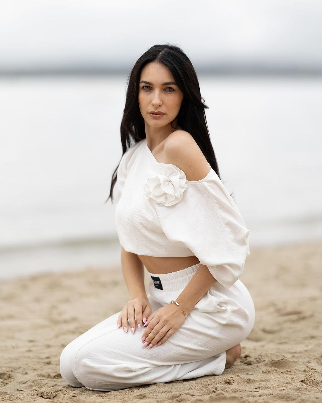 Ewa Jakubiec gây ấn tượng với mái tóc đen và đôi mắt cuốn hút. Tuy nhiên, cô bị chê già với gương mặt thiếu sự tươi trẻ, nữ tính.