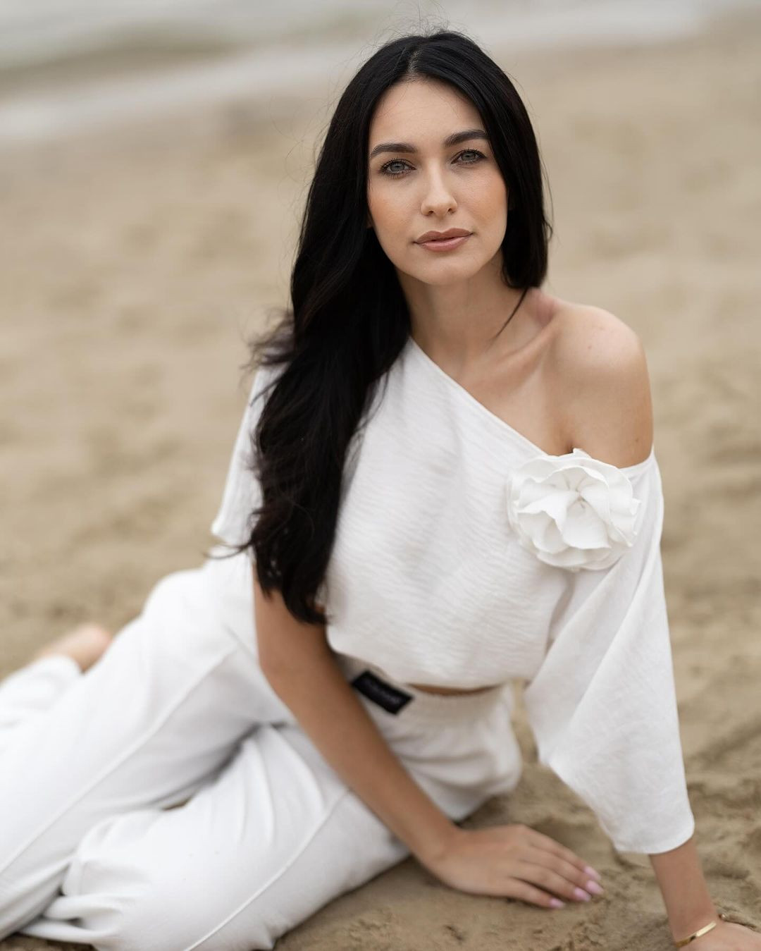 Ewa Jakubiec gây ấn tượng với mái tóc đen và đôi mắt cuốn hút. Tuy nhiên, cô bị chê già với gương mặt thiếu sự tươi trẻ, nữ tính.