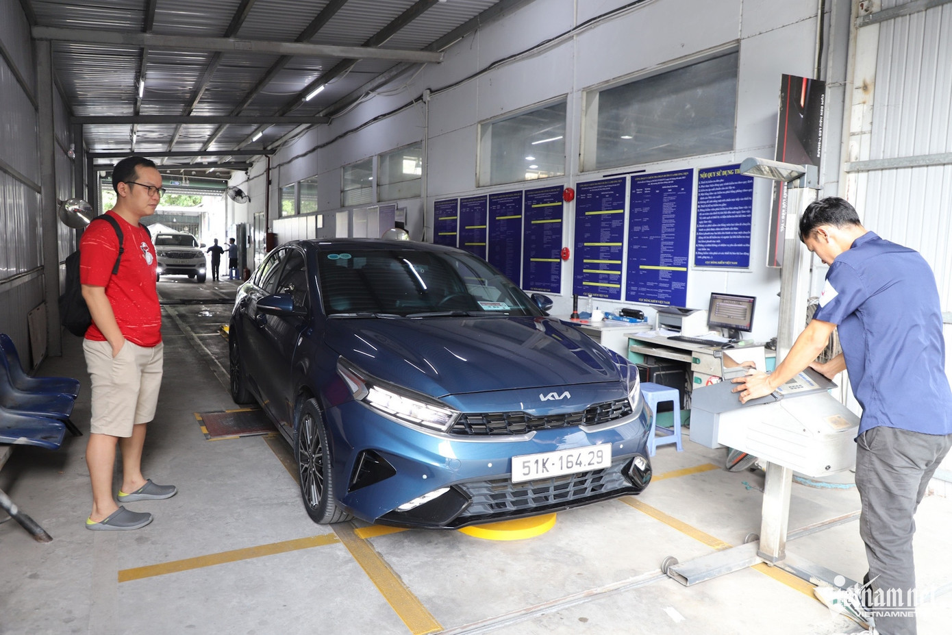 Anh Bùi Vĩnh Thế khá thảnh thơi khi đi đăng kiểm xe. Ảnh: Tuấn Kiệt. Anh Bùi Vĩnh Thế khá thảnh thơi khi đi đăng kiểm xe. Ảnh: Tuấn Kiệt.