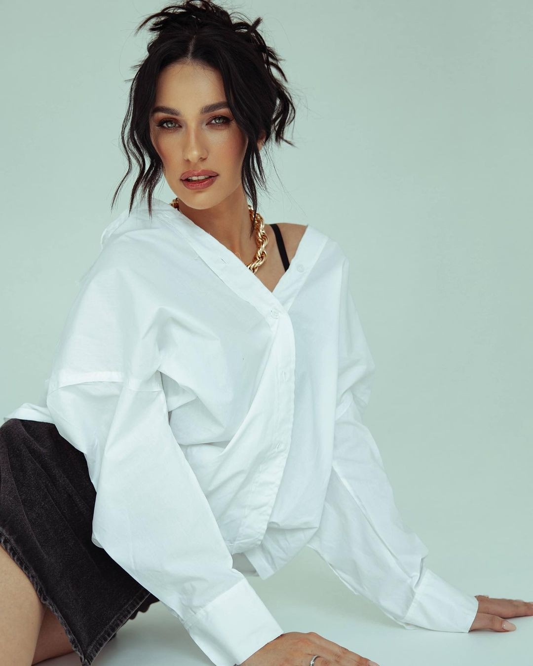 Khán giả cho rằng vẻ đẹp già dặn, chững chạc của cô không phù hợp với cuộc thi Hoa hậu Quốc tế vì sân chơi này đề cao nét đẹp trong sáng, tươi trẻ.